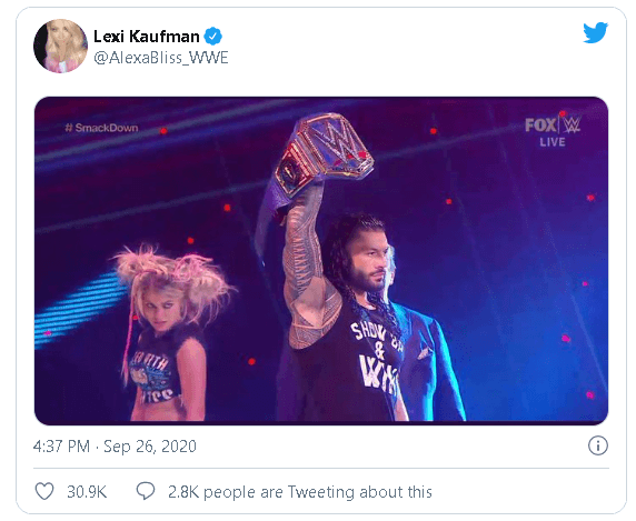 Twitter-Screenshot: Alexa Bliss schaut auf Roman Reigns Universal Champion-Gürtel