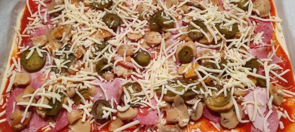 Ofenblech mit belegter Pizza